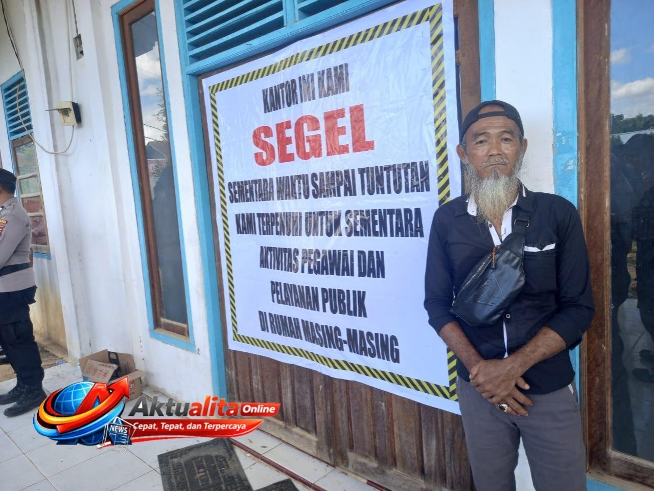 Janji manis sang bupati saat kampanye belum terealisasi, warga segel kantor camat ketungau tengah