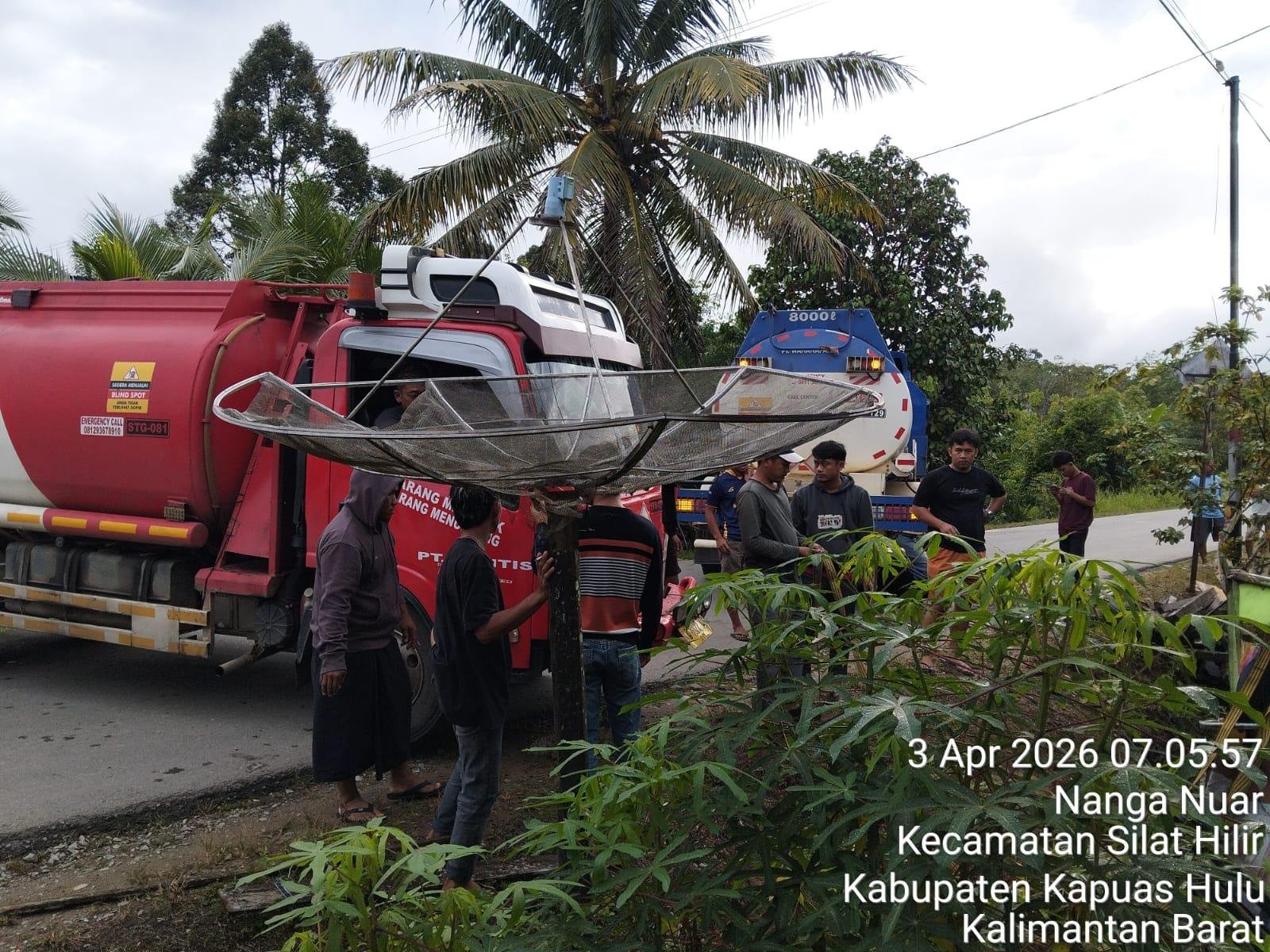 Diduga Sopir Mengantuk, Truk Tangki Hantam Pickup Parkir di Nanga NuarPagi Hari Bikin Geger, Beruntung Tak Ada Korban Jiwa