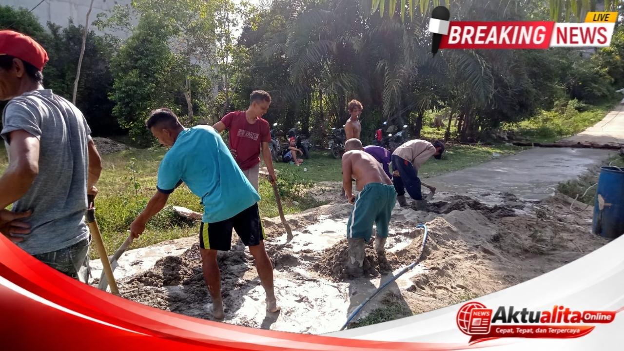Jalan Rusak Tak Kunjung Diperbaiki, Warga Dusun Barona Bangun Akses Secara Swadaya, Satria Borneo Raya Soroti Pemda Sekadau