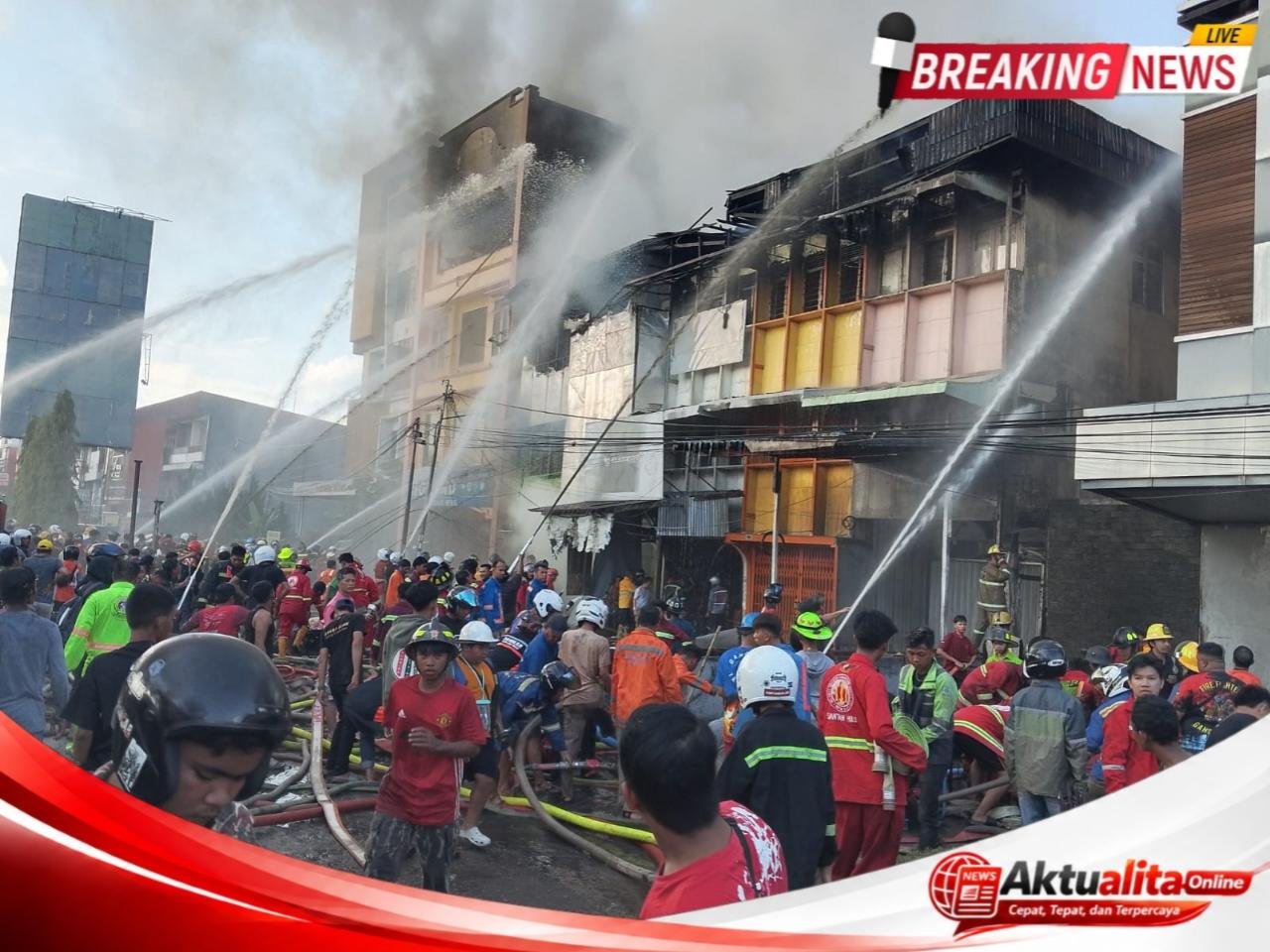 Kebakaran Hebat Hanguskan Enam Ruko di Jalan Tanjung Pura Pontianak, Belasan Armada Damkar Dikerahkan