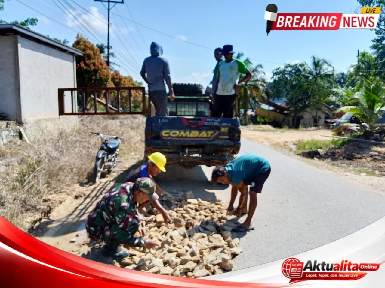 Babinsa Koramil Silat Hilir Bersama Warga Gotong Royong Timbun Jalan Berlubang