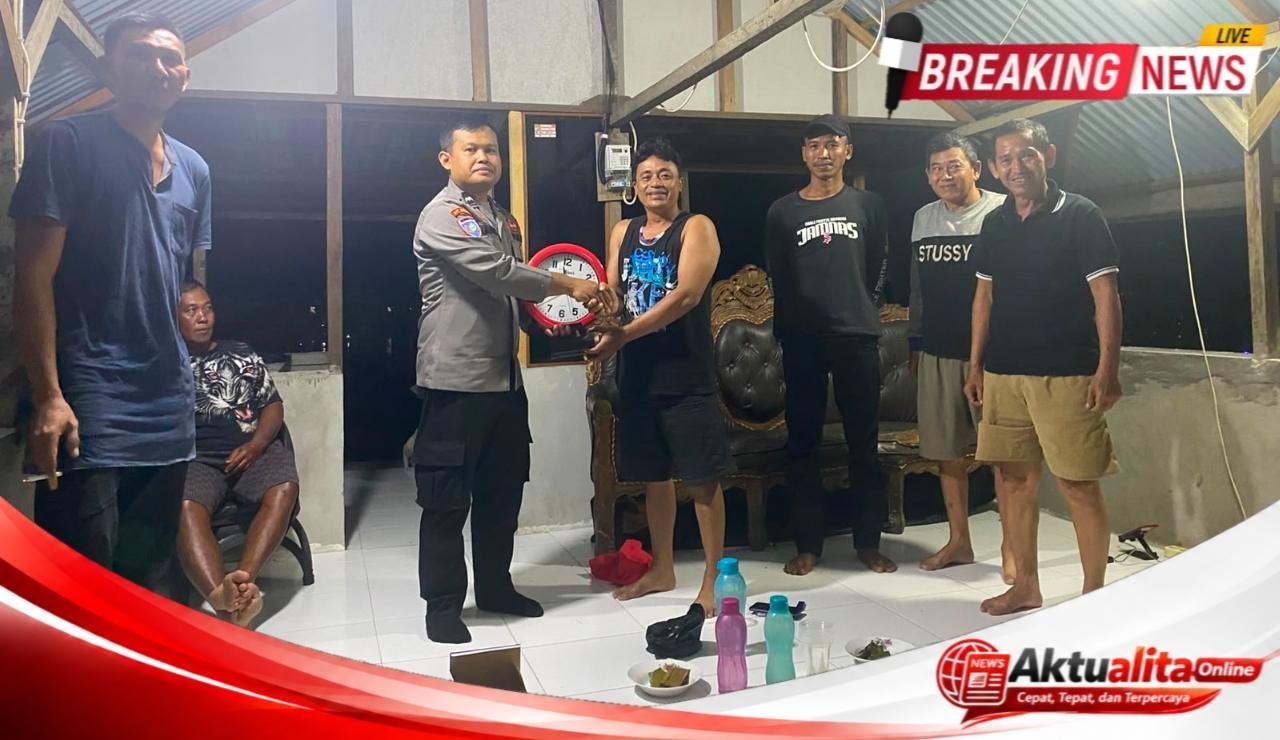 BINMAS Polres Sintang Perkuat Siskamling, Salurkan Bantuan Perlengkapan Pos Ronda di Mekar Jaya