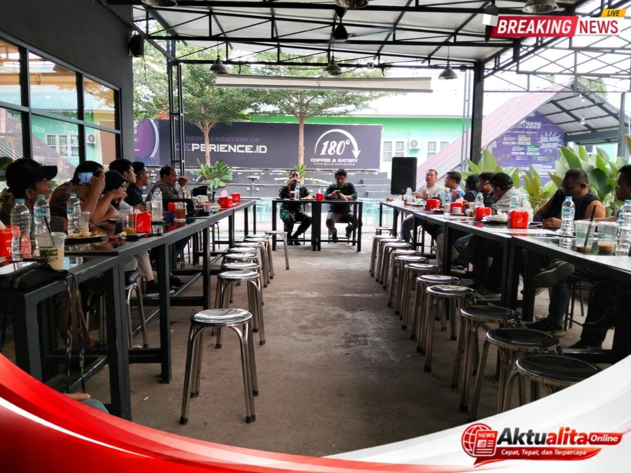 Ngopi Bareng Kodim 1204/Sanggau, Karhutla Jadi Sorotan! Jembatan TNI Buka Akses Baru untuk Warga