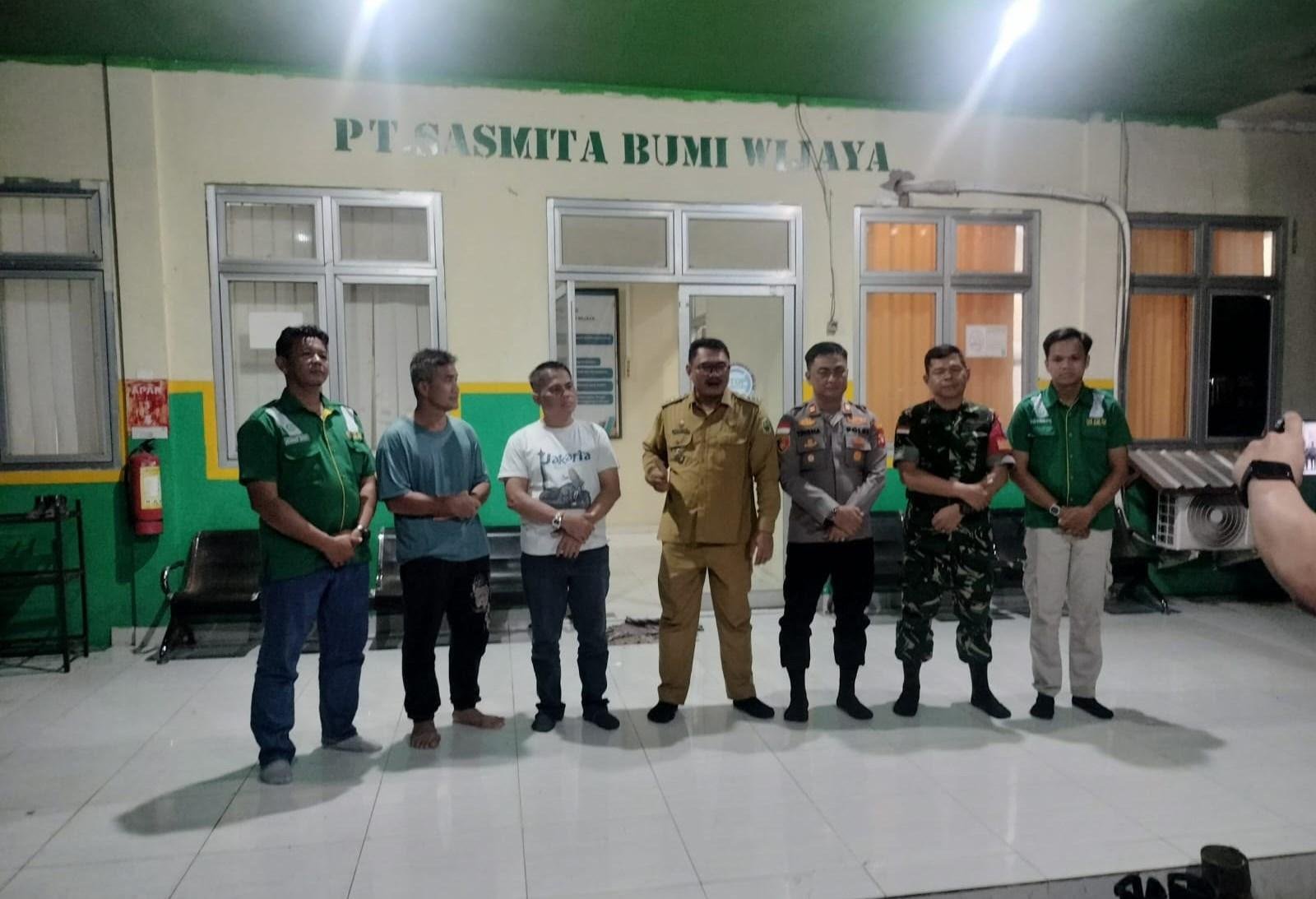 Forkopimcam Tayan Hulu Cek Lapangan Tindak Lanjuti Dugaan Pencemaran Sungai Lape, Sampel Residu Diambil untuk Uji Laboratorium
