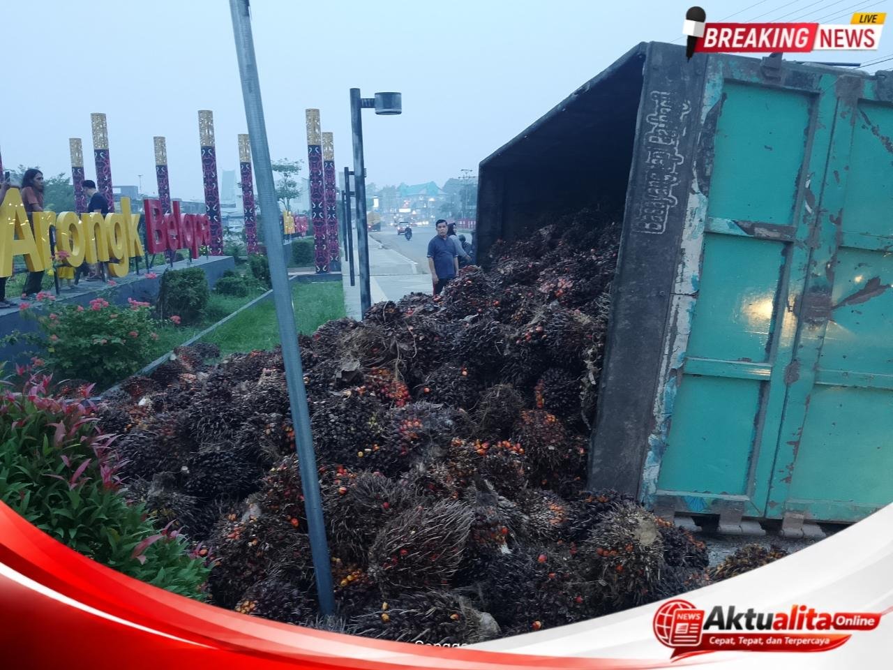 Truk Dump Muatan Sawit Tumbang di Depan Taman Arongk Belopa, Diduga Akibat Permukaan Jalan Ambles
